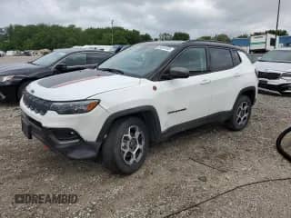 2022 Jeep Compass Trailhawk z VIN 3C4NJDDB2NT161918, wystawiony jako Copart lot #63534165 z przebiegiem 72 490 mil mil oraz Szkoda całkowita • Salvage title. Historia ofert i sprzedaży dostępna na DreamBid. Obrazek 1.