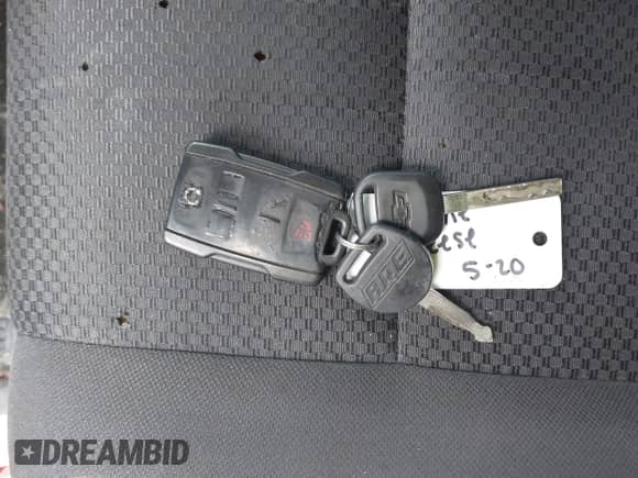 2014 Chevrolet Silverado 1500 LT z VIN 1GCVKREH8EZ385717, wystawiony jako IAAI lot #42401770 z przebiegiem 220 941 mil mil oraz . Historia ofert i sprzedaży dostępna na DreamBid. Obrazek 11.