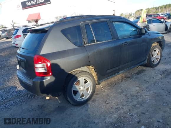 2010 Jeep Compass Sport z VIN 1J4NT1FB0AD677985, wystawiony jako IAAI lot #41348637 z przebiegiem 213 531 mil mil oraz . Historia ofert i sprzedaży dostępna na DreamBid. Obrazek 4.