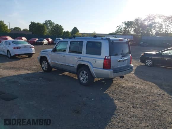 2008 Jeep Commander Limited z VIN 1J8HG58218C196860, wystawiony jako IAAI lot #43350853 z przebiegiem 145 748 mil mil oraz . Historia ofert i sprzedaży dostępna na DreamBid. Obrazek 3.