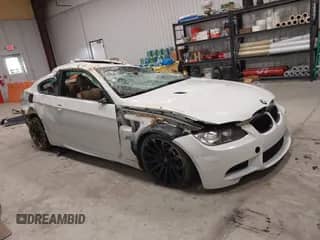 2011 BMW M3 z VIN WBSKG9C57BE368576, wystawiony jako IAAI lot #41412805 z przebiegiem Nie podano mil oraz . Historia ofert i sprzedaży dostępna na DreamBid. Obrazek 1.