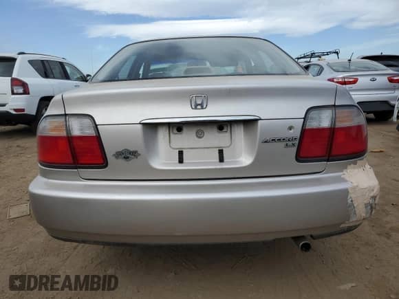 1997 Honda Accord LX с VIN 1HGCD553XVA202655, выставлен на аукционе Copart как лот 77853664 с пробегом 197 384 миль миль и Списание • Salvage title. История ставок и продаж доступна на DreamBid. Изображение 6.