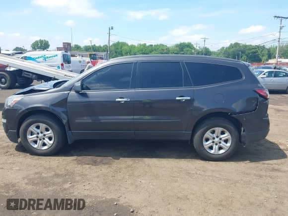 2015 Chevrolet Traverse LS z VIN 1GNKRFKD8FJ389076, wystawiony jako IAAI lot #42505182 z przebiegiem 151 621 mil mil oraz . Historia ofert i sprzedaży dostępna na DreamBid. Obrazek 14.