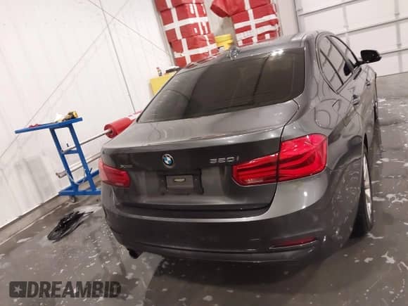 2016 BMW 3 Series 320i xDrive z VIN WBA8A3C54GK690758, wystawiony jako IAAI lot #42824903 z przebiegiem 162 948 mil mil oraz . Historia ofert i sprzedaży dostępna na DreamBid. Obrazek 17.