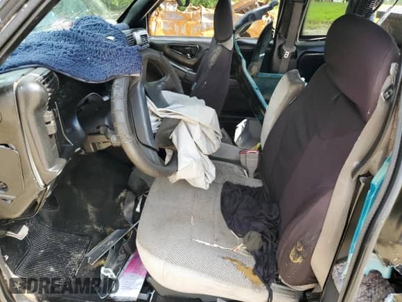 1996 Chevrolet S-10 LS z VIN 1GCCS19XXTK147111, wystawiony jako Copart lot #64238595 z przebiegiem 194 897 mil mil oraz Szkoda całkowita • Salvage title. Historia ofert i sprzedaży dostępna na DreamBid. Obrazek 7.