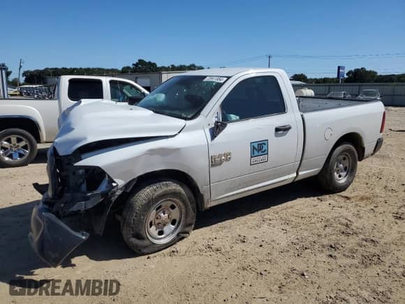 2019 Ram 1500 Express z VIN 3C6JR6AG6KG504695, wystawiony jako Copart lot #73941884 z przebiegiem Nie podano mil oraz Szkoda całkowita • Salvage title. Historia ofert i sprzedaży dostępna na DreamBid. Obrazek 1.