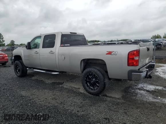 2007 Chevrolet Silverado 2500HD 2LT z VIN 1GCHK23697F504854, wystawiony jako Copart lot #58057985 z przebiegiem 269 143 mil mil oraz Szkoda całkowita • Salvage title. Historia ofert i sprzedaży dostępna na DreamBid. Obrazek 2.