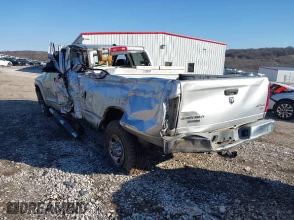 2005 Dodge 2500 SLT z VIN 3D7KS28C45G852180, wystawiony jako IAAI lot #41219255 z przebiegiem 185 217 mil mil oraz . Historia ofert i sprzedaży dostępna na DreamBid. Obrazek 3.