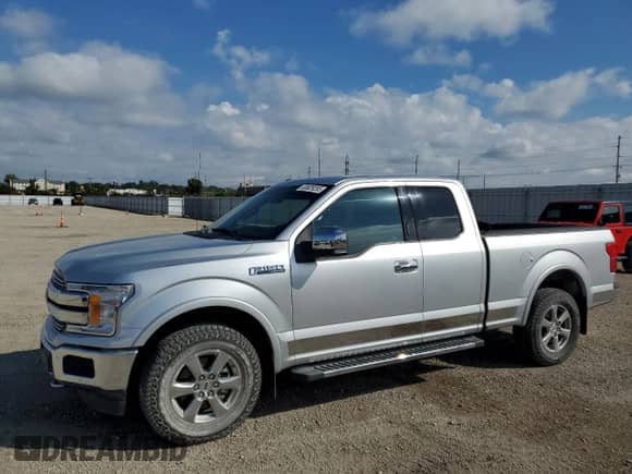2018 Ford F-150 Lariat z VIN 1FTFX1EGXJFB40976, wystawiony jako Copart lot #83829255 z przebiegiem 50 093 mil mil oraz Szkoda całkowita • Salvage title. Historia ofert i sprzedaży dostępna na DreamBid. Obrazek 1.