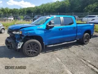 2022 Chevrolet Silverado 1500 LT Trail Boss z VIN 3GCUDFETXNG581439, wystawiony jako Copart lot #61172525 z przebiegiem 56 687 mil mil oraz Szkoda całkowita • Salvage title. Historia ofert i sprzedaży dostępna na DreamBid. Obrazek 1.