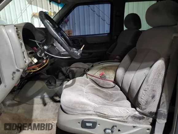 2000 Chevrolet Blazer LS z VIN 1GNCS13W7YK297644, wystawiony jako Copart lot #70089505 z przebiegiem 264 962 mil mil oraz Szkoda całkowita • Salvage title. Historia ofert i sprzedaży dostępna na DreamBid. Obrazek 7.