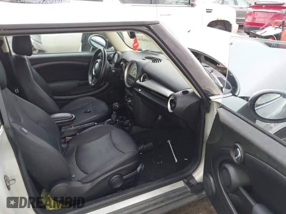 2012 MINI Hardtop z VIN WMWSU3C56CT539812, wystawiony jako IAAI lot #43268307 z przebiegiem 108 198 mil mil oraz . Historia ofert i sprzedaży dostępna na DreamBid. Obrazek 5.