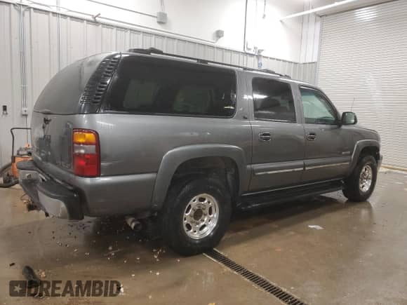 2000 Chevrolet Suburban LS z VIN 3GNGK26U7YG175911, wystawiony jako Copart lot #82316414 z przebiegiem 167 392 mil mil oraz Czysty tytuł • Clean title. Historia ofert i sprzedaży dostępna na DreamBid. Obrazek 3.