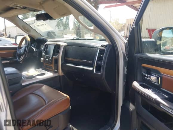 2017 Ram 1500 Longhorn z VIN 1C6RR7WM3HS540269, wystawiony jako IAAI lot #43034188 z przebiegiem 91 673 mil mil oraz . Historia ofert i sprzedaży dostępna na DreamBid. Obrazek 5.