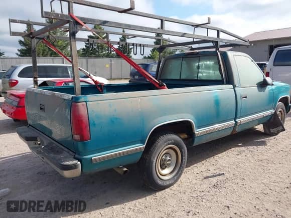 1995 Chevrolet Silverado 2500 z VIN 1GCFC24K6SZ115211, wystawiony jako IAAI lot #43082089 z przebiegiem 96 449 mil mil oraz . Historia ofert i sprzedaży dostępna na DreamBid. Obrazek 4.