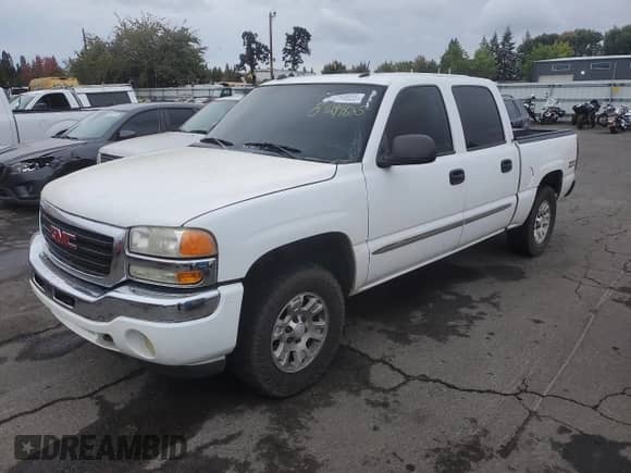 2005 GMC Sierra 1500 SLE z VIN 2GTEK13T751180214, wystawiony jako Copart lot #84294625 z przebiegiem 174 546 mil mil oraz Czysty tytuł • Clean title. Historia ofert i sprzedaży dostępna na DreamBid. Obrazek 1.