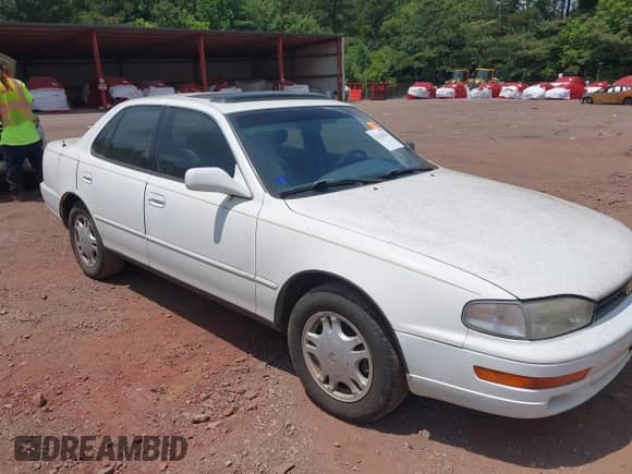 1993 Toyota Camry с VIN 4T1VK13E0PU051364, выставлен на аукционе IAAI как лот 42424824 с пробегом 126 476 миль миль и . История ставок и продаж доступна на DreamBid. Изображение 1.