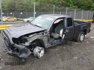 2023 Toyota Tacoma SR z VIN 3TYSX5EN7PT021560, wystawiony jako Copart lot #62608884 z przebiegiem 7 877 mil mil oraz Szkoda całkowita • Salvage title. Historia ofert i sprzedaży dostępna na DreamBid. Obrazek 1.