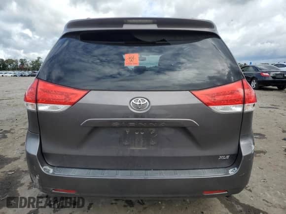 2012 Toyota Sienna XLE с VIN 5TDYK3DC3CS264575, выставлен на аукционе Copart как лот 82296885 с пробегом 131 577 миль миль и Списание • Salvage title. История ставок и продаж доступна на DreamBid. Изображение 6.