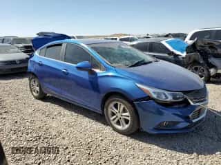 2018 Chevrolet Cruze LT z VIN 1G1BE5SM1J7247097, wystawiony jako Copart lot #63860985 z przebiegiem 44 104 mil mil oraz Szkoda całkowita • Salvage title. Historia ofert i sprzedaży dostępna na DreamBid. Obrazek 4.