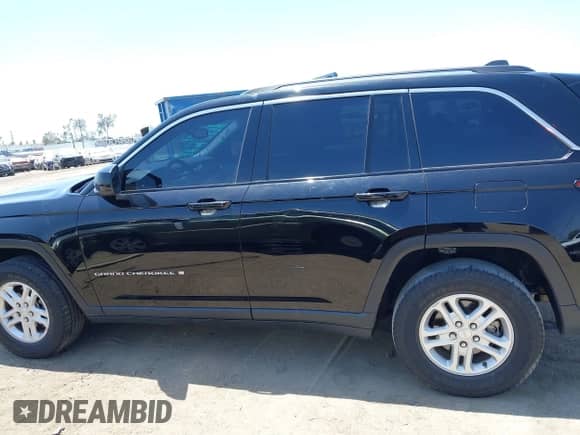2022 Jeep Grand Cherokee Laredo z VIN 1C4RJHAG6N8572407, wystawiony jako IAAI lot #42342437 z przebiegiem 65 884 mil mil oraz . Historia ofert i sprzedaży dostępna na DreamBid. Obrazek 14.