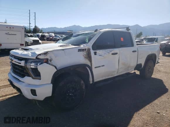 2024 Chevrolet Silverado 3500 z VIN 2GC4YTEY0R1171729, wystawiony jako Copart lot #72183724 z przebiegiem Nie podano mil oraz Szkoda całkowita • Salvage title. Historia ofert i sprzedaży dostępna na DreamBid. Obrazek 1.