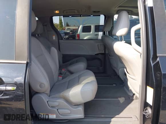 2019 Toyota Sienna Limited Premium with VIN 5TDDZ3DC3KS220715, listed as a IAAI auction lot 43206432 with 137,411 mi miles and . Bid and sale history available at DreamBid. Image 8.