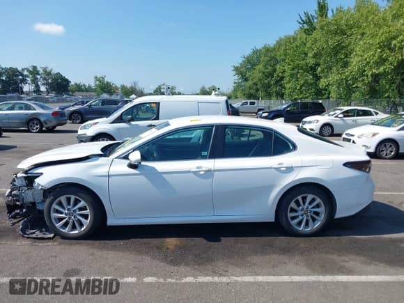 2022 Toyota Camry LE с VIN 4T1C11AK5NU688184, выставлен на аукционе IAAI как лот 42943924 с пробегом 26 831 миль миль и . История ставок и продаж доступна на DreamBid. Изображение 14.