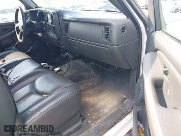 2005 Chevrolet Silverado 1500 LS z VIN 2GCEC19V951364379, wystawiony jako IAAI lot #43260409 z przebiegiem 160 813 mil mil oraz . Historia ofert i sprzedaży dostępna na DreamBid. Obrazek 5.