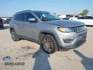 2017 Jeep Compass Latitude z VIN 3C4NJCBB5HT647768, wystawiony jako IAAI lot #43237359 z przebiegiem 71 893 mil mil oraz . Historia ofert i sprzedaży dostępna na DreamBid. Obrazek 1.