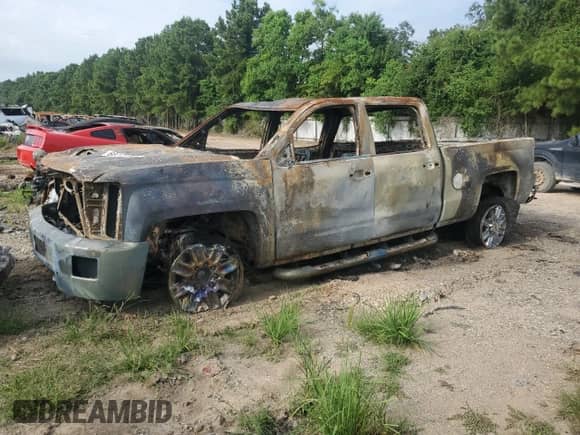 2015 Chevrolet Silverado 2500HD LTZ z VIN 1GC1KWE82FF185304, wystawiony jako Copart lot #66446155 z przebiegiem Nie podano mil oraz Nie do naprawy • Non repairable. Historia ofert i sprzedaży dostępna na DreamBid. Obrazek 1.