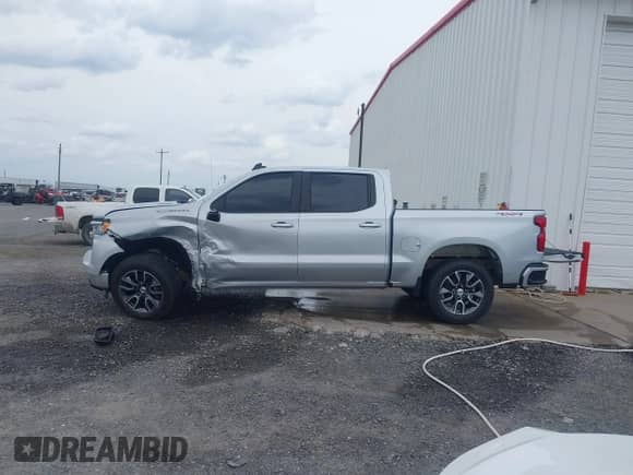 2022 Chevrolet Silverado 1500 RST z VIN 1GCUDEET8NZ571342, wystawiony jako IAAI lot #42146604 z przebiegiem 90 957 mil mil oraz . Historia ofert i sprzedaży dostępna na DreamBid. Obrazek 14.