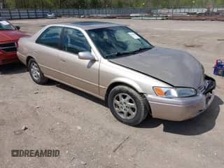 1999 Toyota Camry LE z VIN JT2BF28K9X0201679, wystawiony jako IAAI lot #42037008 z przebiegiem 107 928 mil mil oraz . Historia ofert i sprzedaży dostępna na DreamBid. Obrazek 1.