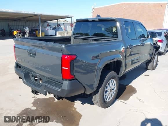 2025 Toyota Tacoma SR с VIN 3TYKD5HN0ST034194, выставлен на аукционе IAAI как лот 43437379 с пробегом 1 238 миль миль и . История ставок и продаж доступна на DreamBid. Изображение 4.