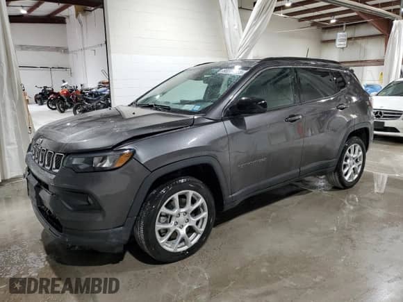 2023 Jeep Compass Latitude Lux z VIN 3C4NJDFN9PT558505, wystawiony jako Copart lot #68372885 z przebiegiem 15 098 mil mil oraz Szkoda całkowita • Salvage title. Historia ofert i sprzedaży dostępna na DreamBid. Obrazek 1.
