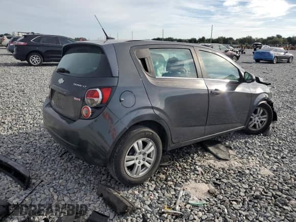 2013 Chevrolet Sonic LT z VIN 1G1JC6SB7D4124299, wystawiony jako Copart lot #81506125 z przebiegiem Nie podano mil oraz Szkoda całkowita • Salvage title. Historia ofert i sprzedaży dostępna na DreamBid. Obrazek 3.