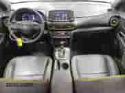 2019 Hyundai Kona Limited с VIN KM8K33A50KU218720, выставлен на аукционе Copart как лот 62751475 с пробегом 72 203 миль миль и Чистый • Clean title. История ставок и продаж доступна на DreamBid. Изображение 8.