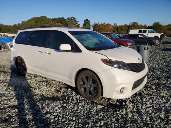 2015 Toyota Sienna SE Premium z VIN 5TDXK3DC6FS656191, wystawiony jako Copart lot #85597045 z przebiegiem 179 492 mil mil oraz Szkoda całkowita • Salvage title. Historia ofert i sprzedaży dostępna na DreamBid. Obrazek 4.