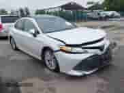 2019 Toyota Camry SE z VIN 4T1B11HK5KU720581, wystawiony jako IAAI lot #42300818 z przebiegiem 136 779 mil mil oraz . Historia ofert i sprzedaży dostępna na DreamBid. Obrazek 1.