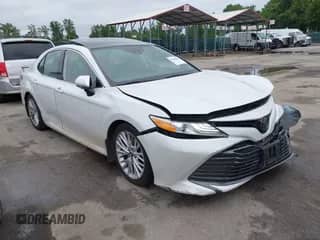 2019 Toyota Camry SE z VIN 4T1B11HK5KU720581, wystawiony jako IAAI lot #42300818 z przebiegiem 136 779 mil mil oraz . Historia ofert i sprzedaży dostępna na DreamBid. Obrazek 1.