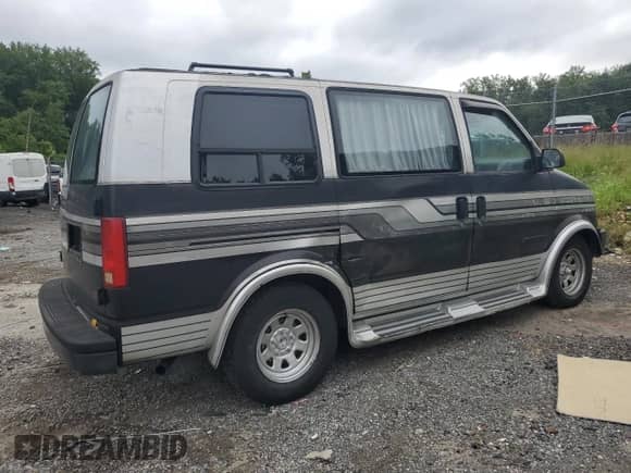 1992 Chevrolet Astro Cargo with VIN 1GBDM19Z3NB192740, listed as a Copart auction lot 69691115 with 185,801 mi miles and Salvage title. Bid and sale history available at DreamBid. Image 3.
