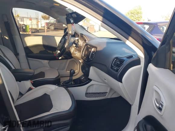 2020 Jeep Compass Limited z VIN 3C4NJCCB7LT191862, wystawiony jako IAAI lot #43369237 z przebiegiem 114 617 mil mil oraz . Historia ofert i sprzedaży dostępna na DreamBid. Obrazek 5.