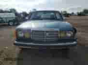 1984 Mercedes-Benz 300 D z VIN WDBAB33A9EA155408, wystawiony jako Copart lot #63378415 z przebiegiem 240 585 mil mil oraz Szkoda całkowita • Salvage title. Historia ofert i sprzedaży dostępna na DreamBid. Obrazek 5.