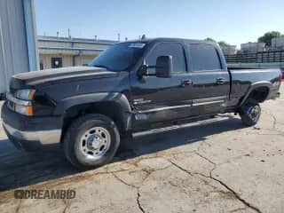 2006 Chevrolet Silverado 2500HD LT3 z VIN 1GCHK23D26F155517, wystawiony jako Copart lot #69801435 z przebiegiem 427 818 mil mil oraz Szkoda całkowita • Salvage title. Historia ofert i sprzedaży dostępna na DreamBid. Obrazek 1.