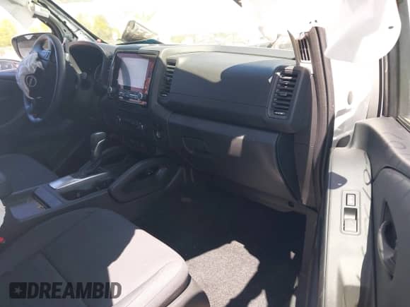 2024 Nissan Frontier S z VIN 1N6ED1CL2RN671303, wystawiony jako IAAI lot #42165483 z przebiegiem 13 654 mil mil oraz . Historia ofert i sprzedaży dostępna na DreamBid. Obrazek 5.