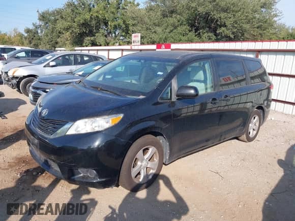 2012 Toyota Sienna LE z VIN 5TDKA3DC1CS013790, wystawiony jako IAAI lot #43538967 z przebiegiem 169 129 mil mil oraz . Historia ofert i sprzedaży dostępna na DreamBid. Obrazek 2.