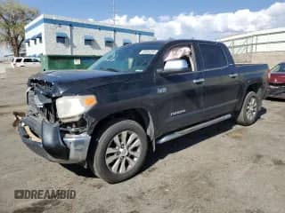 2017 Toyota Tundra Limited с VIN 5TFHW5F15HX645342, выставлен на аукционе Copart как лот 53856595 с пробегом 142 099 миль миль и Списание • Salvage title. История ставок и продаж доступна на DreamBid. Изображение 1.