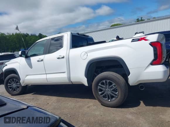 2024 Toyota Tundra SR5 with VIN 5TFLA5DA9RX229095, listed as a IAAI auction lot 42215297 with 4,501 mi miles and . Bid and sale history available at DreamBid. Image 15.