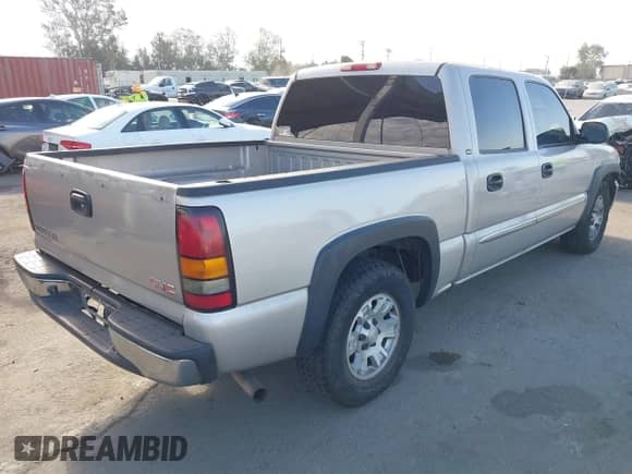 2005 GMC Sierra 1500 SLE z VIN 2GTEC13T451170723, wystawiony jako IAAI lot #43116884 z przebiegiem 222 286 mil mil oraz . Historia ofert i sprzedaży dostępna na DreamBid. Obrazek 4.