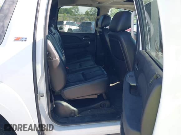 2010 Chevrolet Avalanche LT with VIN 3GNVKFE0XAG267355, listed as a IAAI auction lot 42598180 with Not provided miles and . Bid and sale history available at DreamBid. Image 8.
